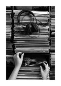 Affiche monochrome dune femme cherchant un disque vinyle dans une archive, avec un casque posé sur des disques, musique nostalgi
