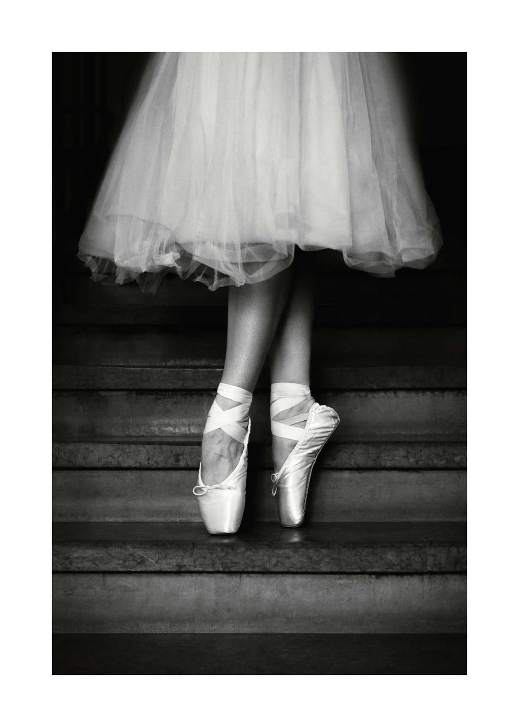 Affiche noir et blanc dune danseuse ballerine en pointes et jupe en tulle sur des marches