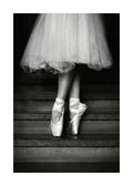 Affiche noir et blanc dune danseuse ballerine en pointes et jupe en tulle sur des marches
