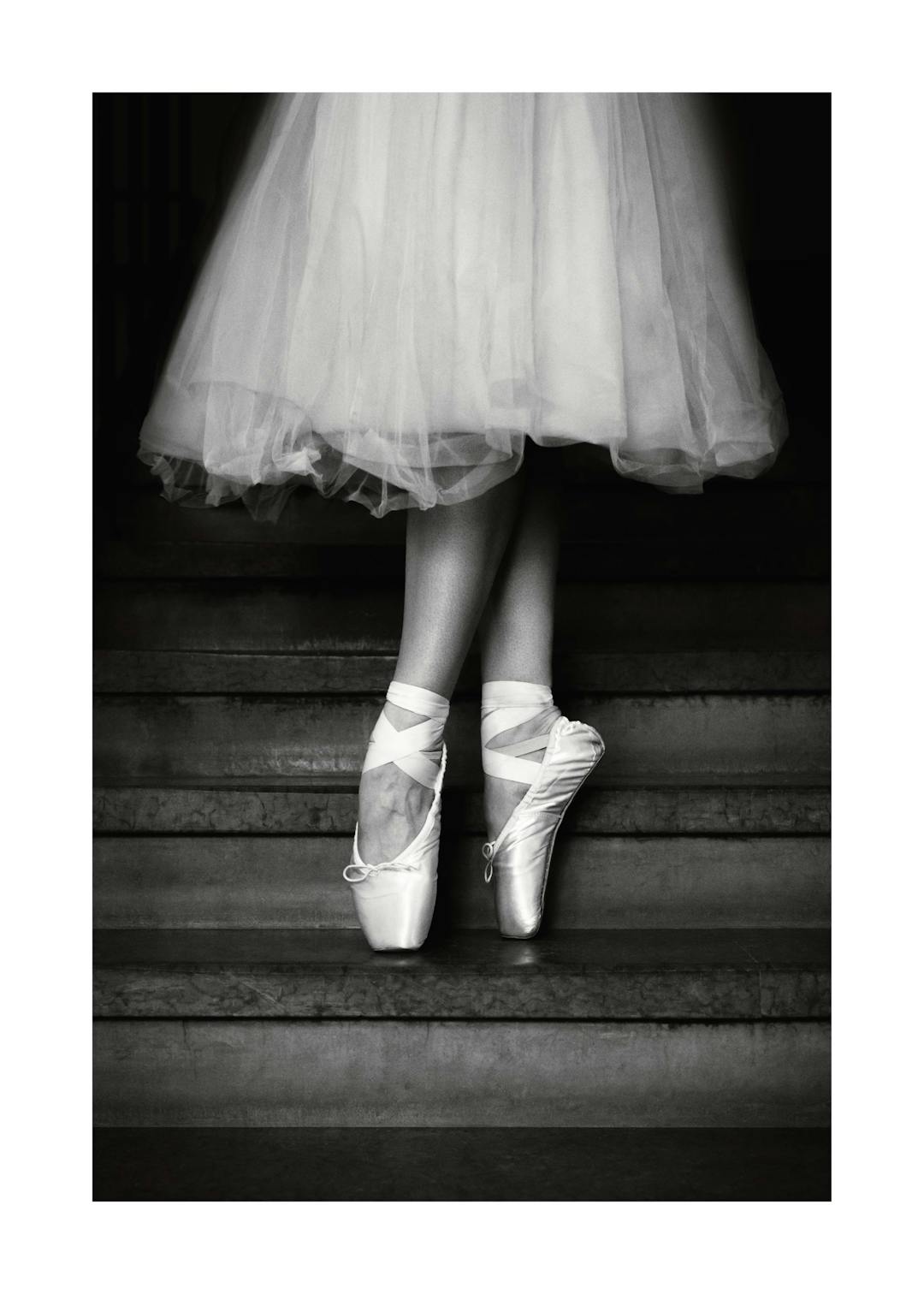 Affiche noir et blanc dune danseuse ballerine en pointes et jupe en tulle sur des marches