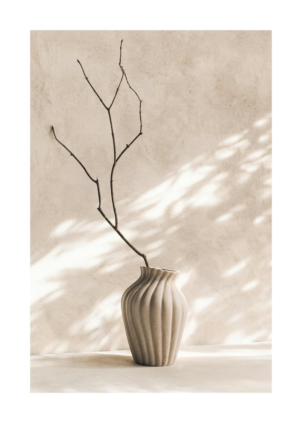 Affiche minimaliste dun vase beige avec une branche, éclairé par les rayons du soleil, sur fond beige pour un effet calme.