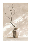 Affiche minimaliste dun vase beige avec une branche, éclairé par les rayons du soleil, sur fond beige pour un effet calme.