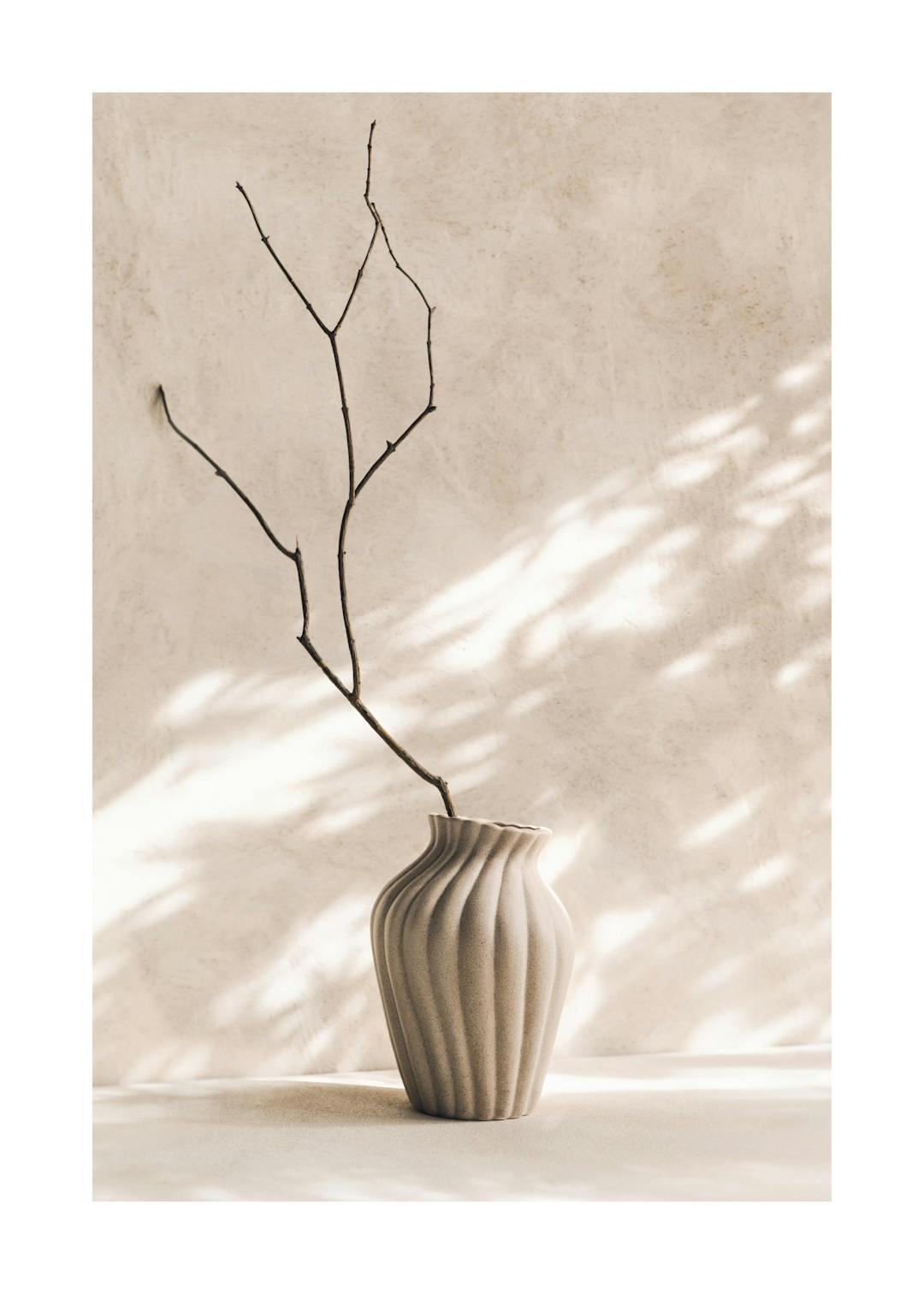 Affiche minimaliste dun vase beige avec une branche, éclairé par les rayons du soleil, sur fond beige pour un effet calme.