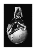 Affiche noir et blanc, main tenant un casque de football américain, effet photo granuleux sur fond noir.