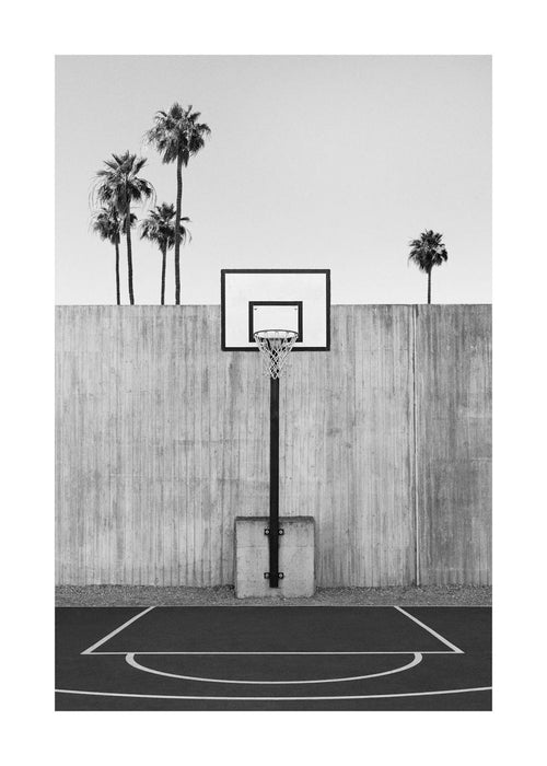 Affiche noir et blanc dun terrain de basket en Californie avec des palmiers en arrière-plan et un mur en béton. Effet photo gran