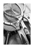 Affiche noir et blanc de raquettes de tennis vintage, style typographie, pour une ambiance sportive classique.