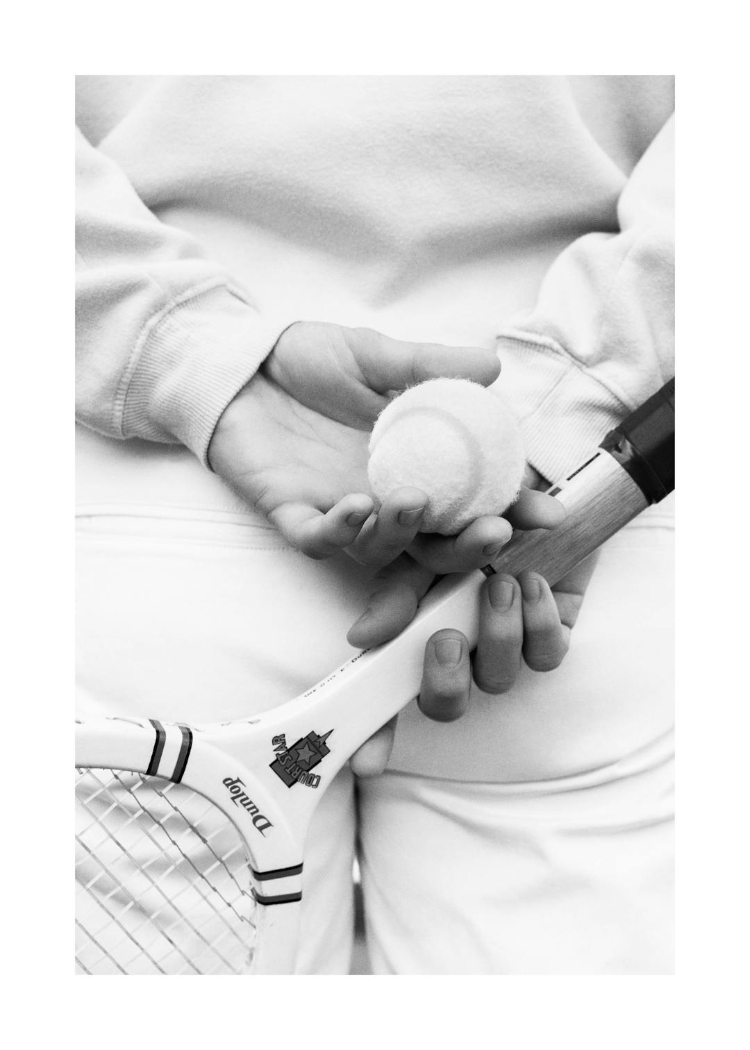 Affiche noir et blanc dun joueur de tennis tenant une balle et une raquette derrière son dos
