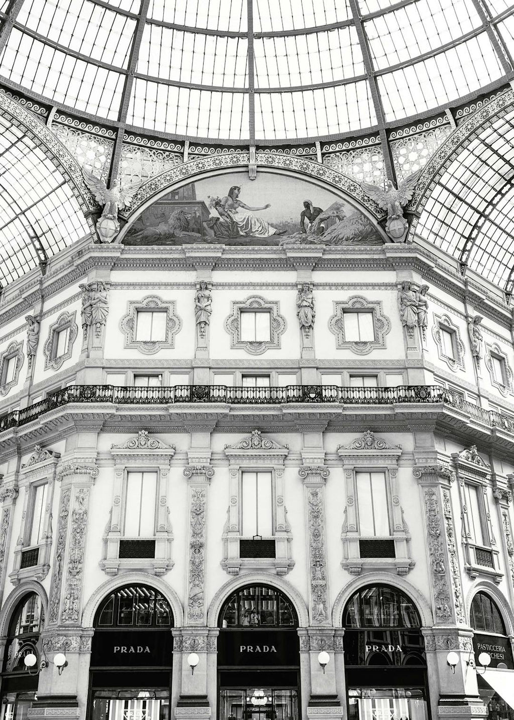 Affiche monochrome dune architecture monumentale à Milan, avec des détails sculptés et un dôme en verre.