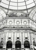 Affiche monochrome dune architecture monumentale à Milan, avec des détails sculptés et un dôme en verre.