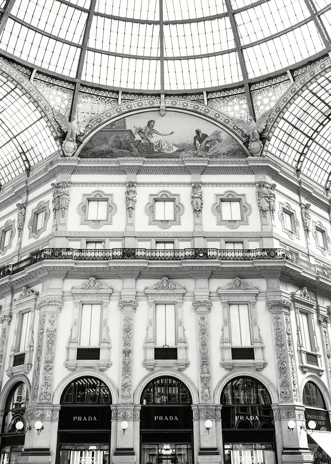 Affiche monochrome dune architecture monumentale à Milan, avec des détails sculptés et un dôme en verre.