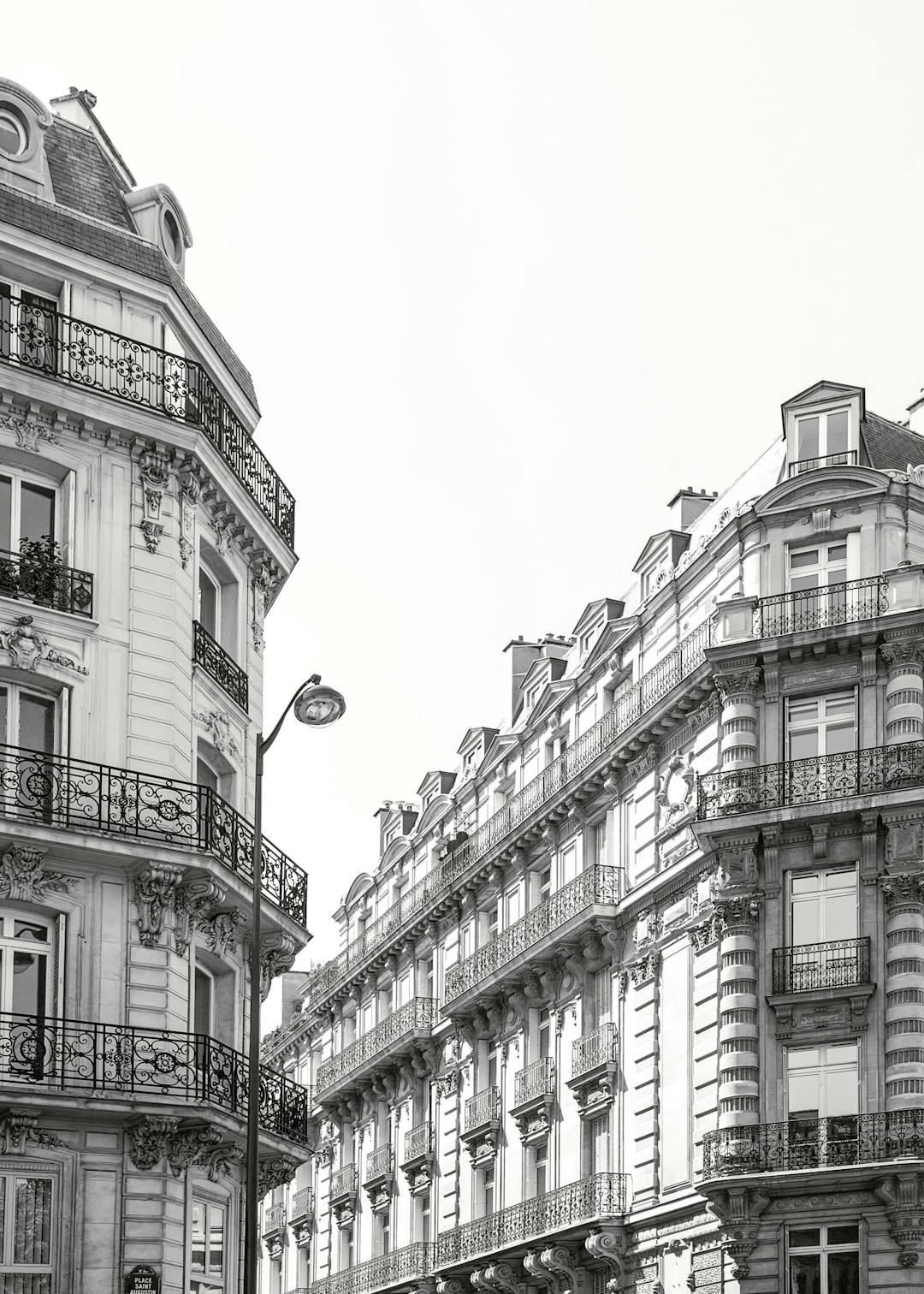 Affiche monochrome de larchitecture parisienne avec des bâtiments haussmanniens détaillés et des balcons en fer forgé.