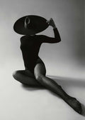 Affiche monochrome dune femme audacieuse en justaucorps et bas résille, un grand chapeau cachant son visage