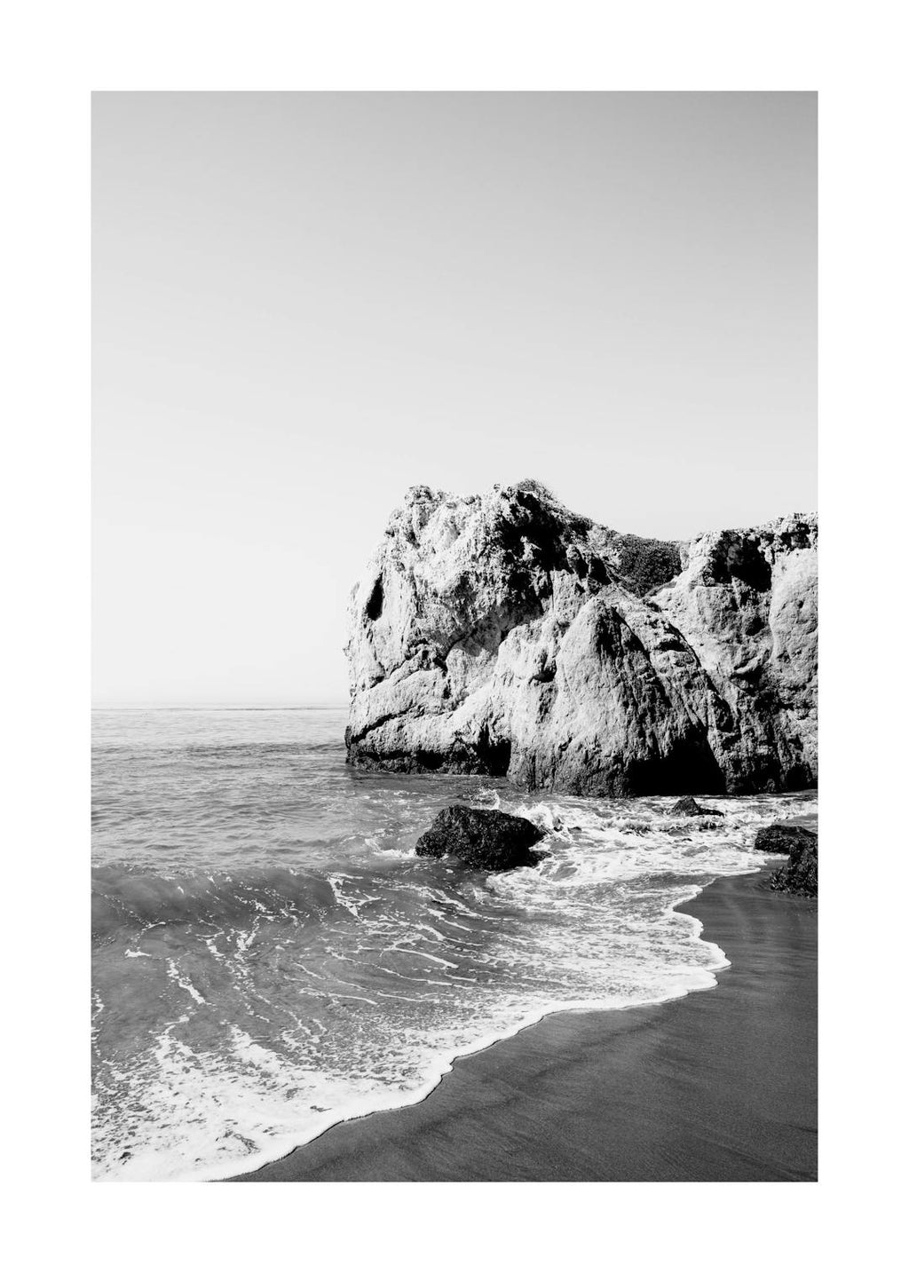 Affiche monochrome dune baie rocheuse avec des vagues déferlantes sur le rivage, ambiance sereine
