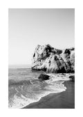 Affiche monochrome dune baie rocheuse avec des vagues déferlantes sur le rivage, ambiance sereine
