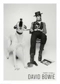 Affiche noir et blanc de David Bowie en tenue de rock star, assis à côté dun chien hurlant, par Terry ONeill.