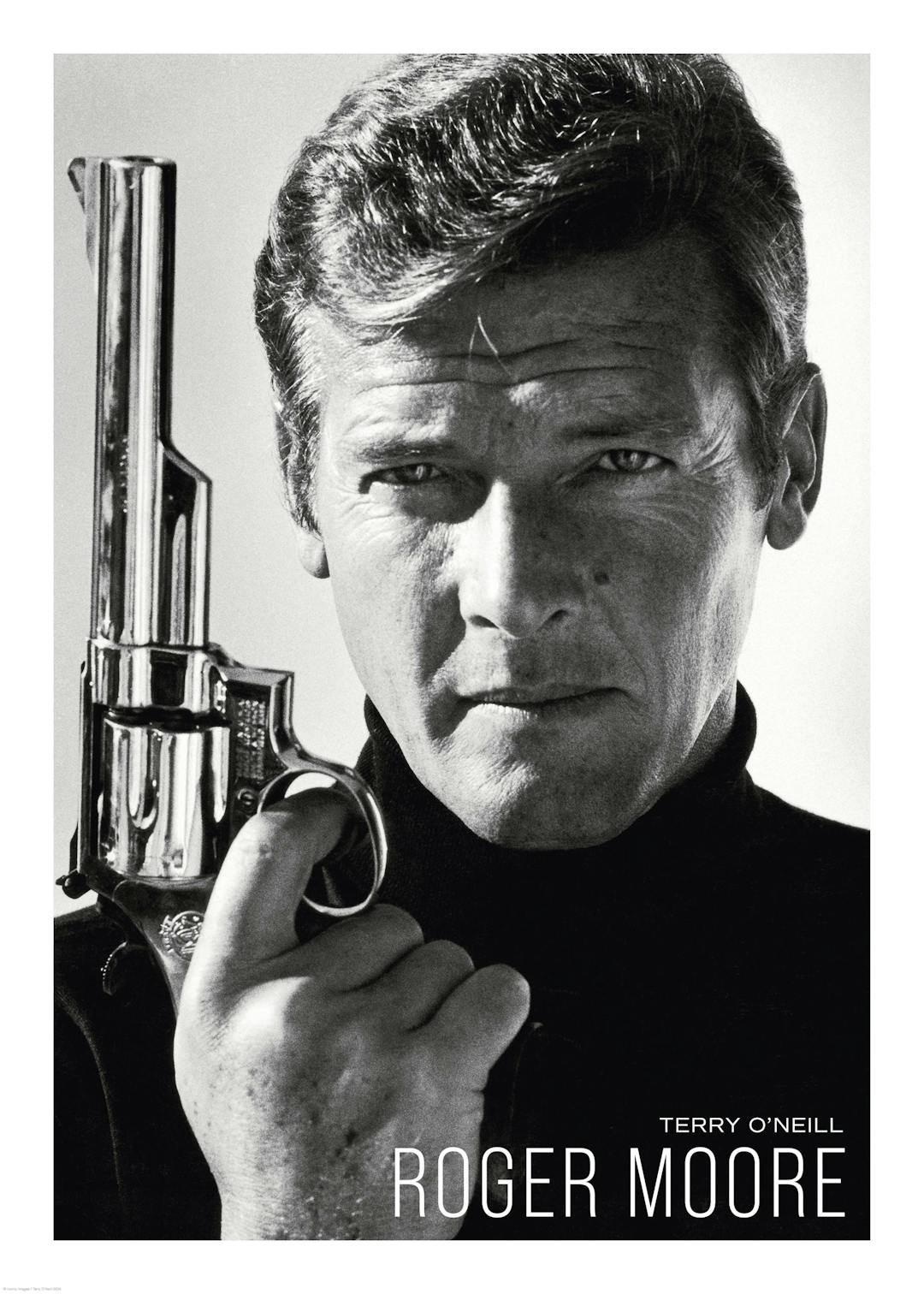 Affiche noir et blanc de Roger Moore tenant un pistolet, son regard fixe, avec typographie Roger Moore en bas