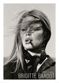 Affiche noir et blanc de Brigitte Bardot par Terry ONeill, cheveux au vent et cigarette à la bouche, regard intense.