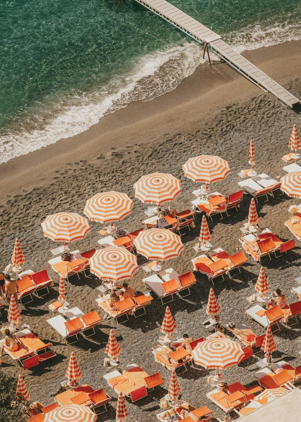 Affiche de la plage de Positano vue den haut avec parasols rayés orange et transats, eau turquoise, jetée en bois