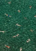 Affiche de nageurs vus den haut dans une mer turquoise, ambiance méditerranéenne, loisirs aquatiques