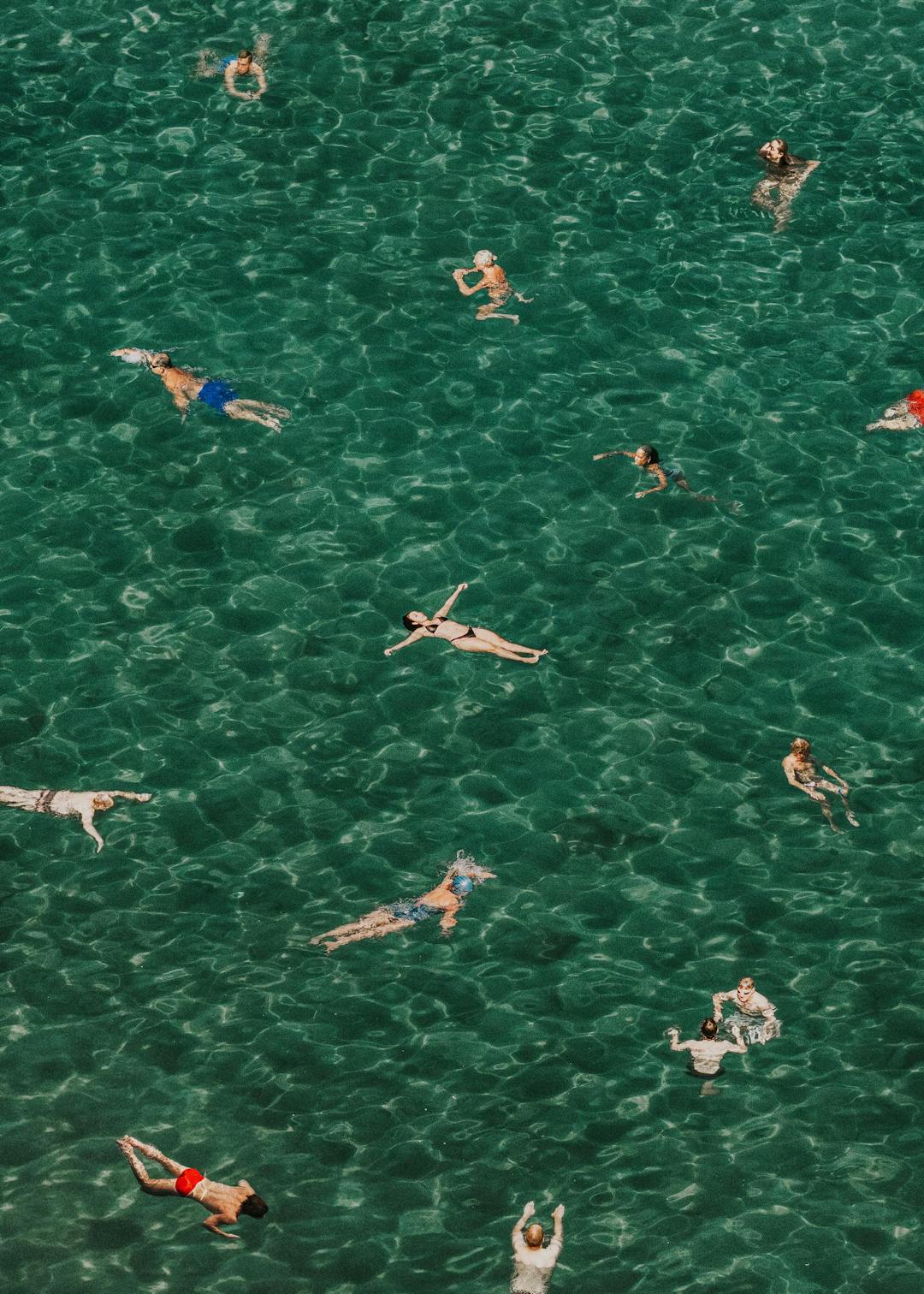 Affiche de nageurs vus den haut dans une mer turquoise, ambiance méditerranéenne, loisirs aquatiques