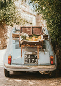Affiche dune voiture vintage Fiat 500 bleue avec panier de pique-nique rempli de citrons à larrière