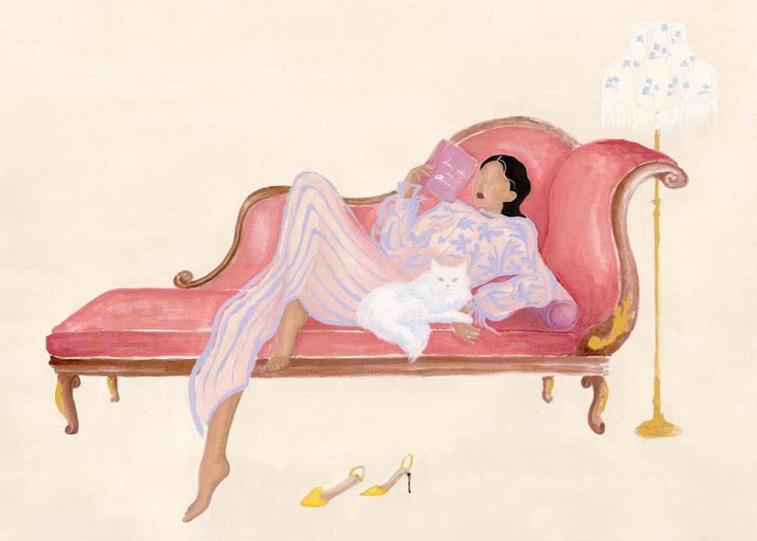 Affiche dune femme lisant sur une méridienne rose, avec un chat blanc, sur fond pêche clair.