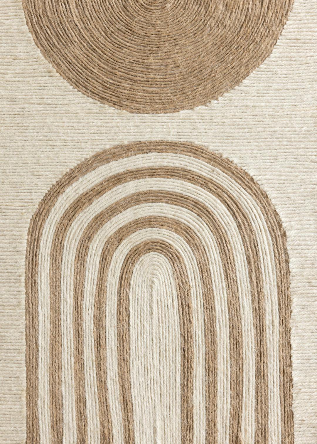 Affiche avec un cercle marron foncé et une forme ovale marron clair en relief rappelant un arc-en-ciel sur fond beige texturé.