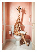 Affiche humoristique dune girafe assise sur les toilettes dans une salle de bain rose, lisant un livre, pour la décoration intér