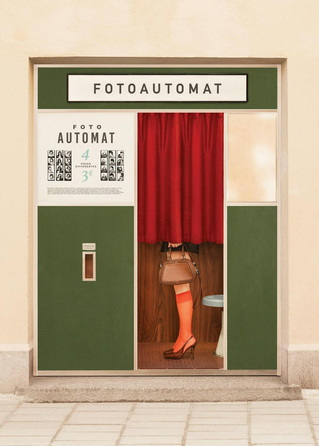 Affiche dune femme en photomaton rétro, avec ses jambes et son sac visibles sous le rideau rouge