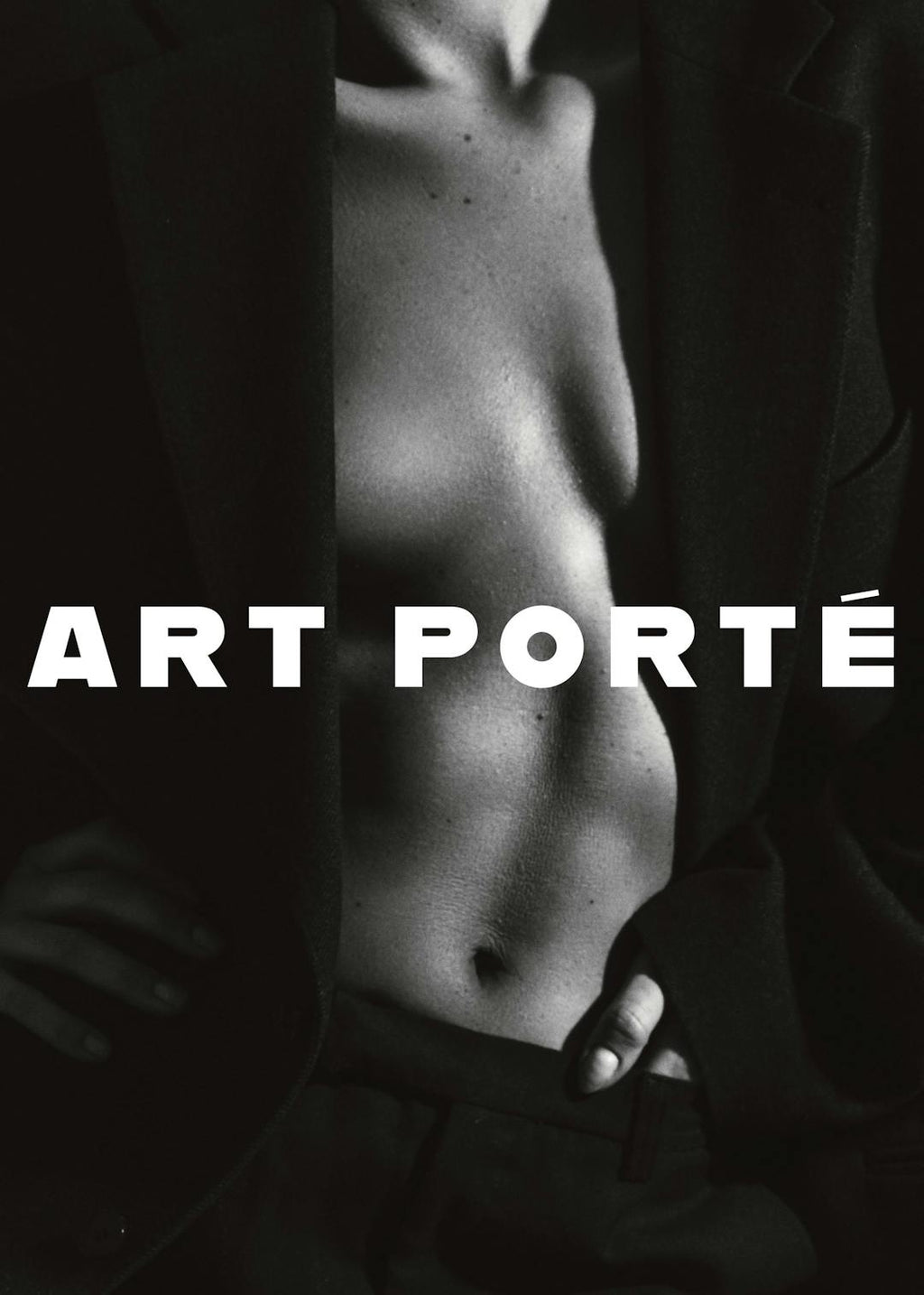 Affiche photo mode en noir et blanc dun torse nu masculin avec une veste et le texte ART PORTÉ à effet granuleux.