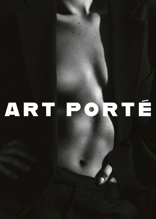 Affiche photo mode en noir et blanc dun torse nu masculin avec une veste et le texte ART PORTÉ à effet granuleux.