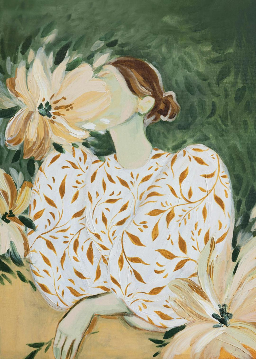 Affiche dune femme en robe blanche à motifs de feuilles dorées, avec des fleurs jaunes et beiges autour delle.