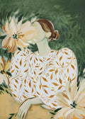 Affiche dune femme en robe blanche à motifs de feuilles dorées, avec des fleurs jaunes et beiges autour delle.