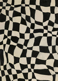 Affiche abstraite avec des carreaux noirs et blancs ondulés, créant un motif damier déformé.