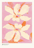 Affiche de deux fleurs beige clair avec des pétales ondulés et des feuilles orange sur un fond rose