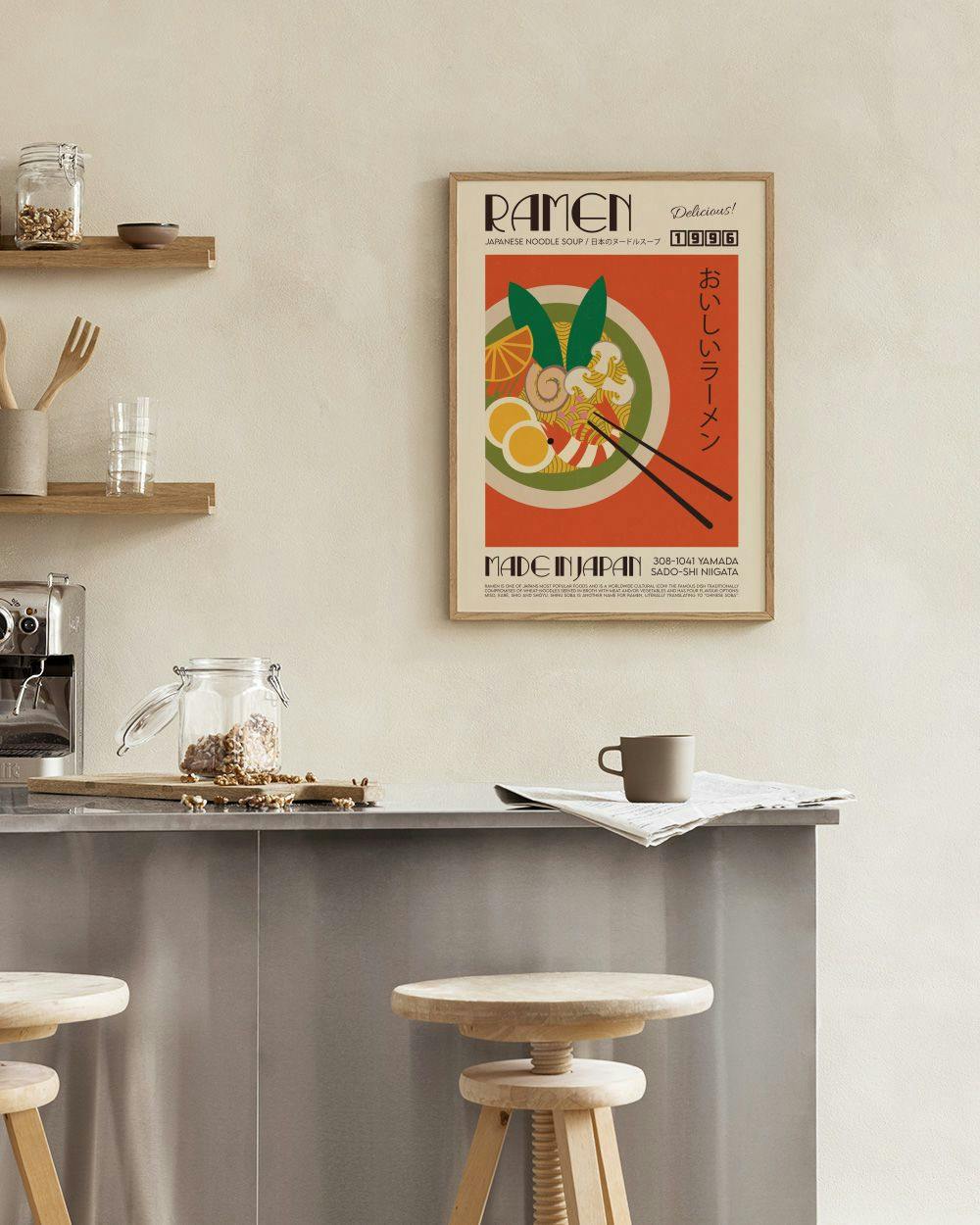 Affiche Ramen japonais avec un bol de nouilles, baguettes et texte, dans une cuisine moderne.