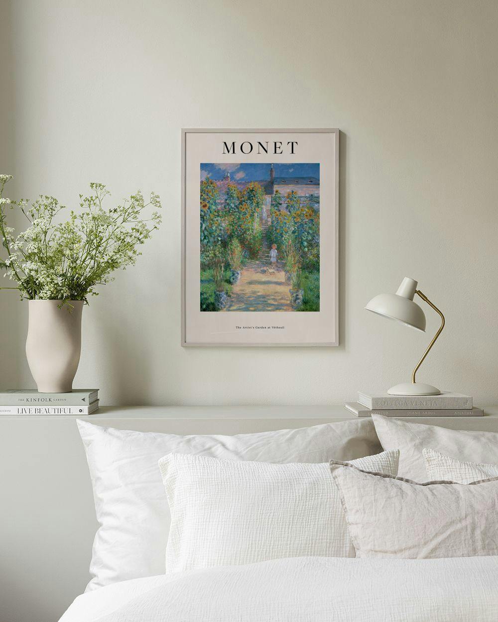 Affiche du jardin de Monet à Vétheuil, avec un enfant sur un sentier, accrochée au mur dans un salon lumineux.