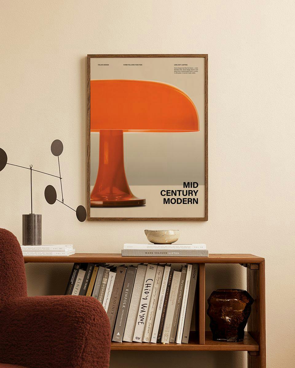 Affiche Mid Century Modern avec une lampe orange, suspendue au-dessus dune étagère en bois remplie de livres.