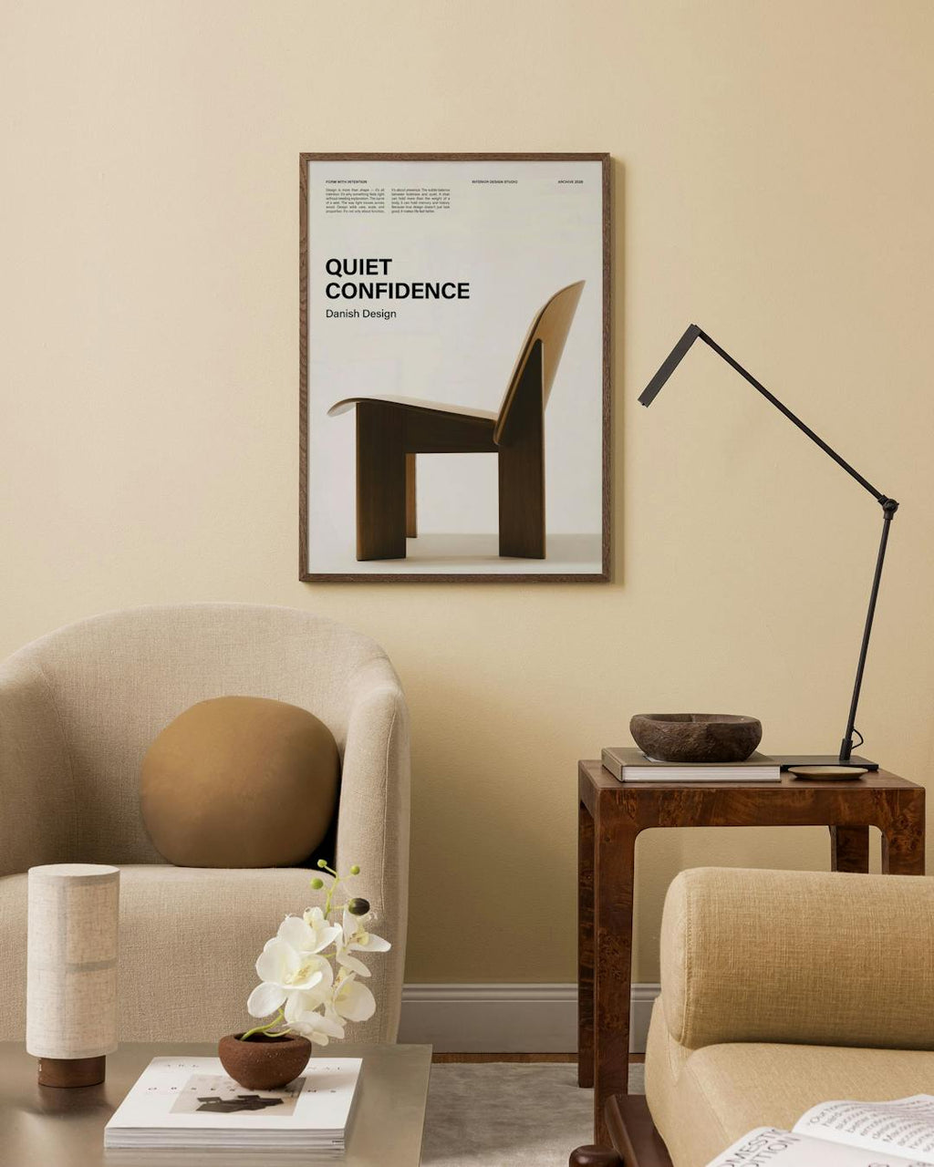Affiche Quiet Confidence Danish Design avec une chaise en bois courbé, suspendue dans un salon beige.