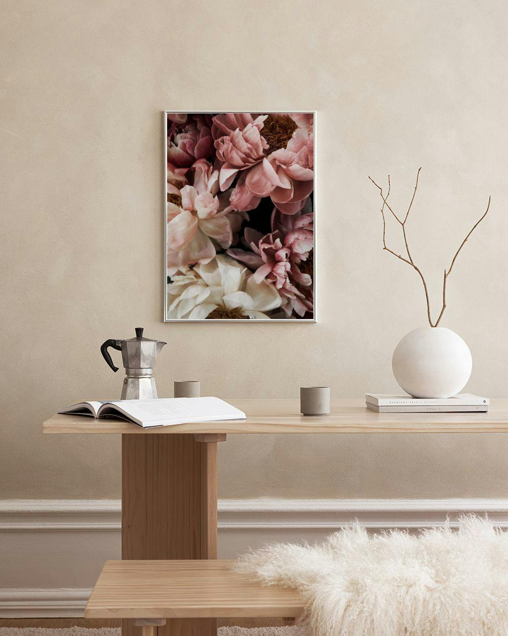 Affiche de pivoines roses et blanches sur fond sombre, accrochée au-dessus dun buffet.