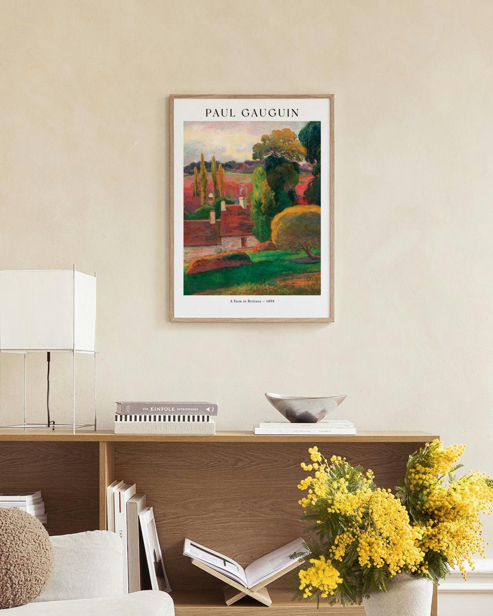 Affiche Paul Gauguin avec maisons et arbres aux couleurs vives, exposée au-dessus dun meuble blanc.