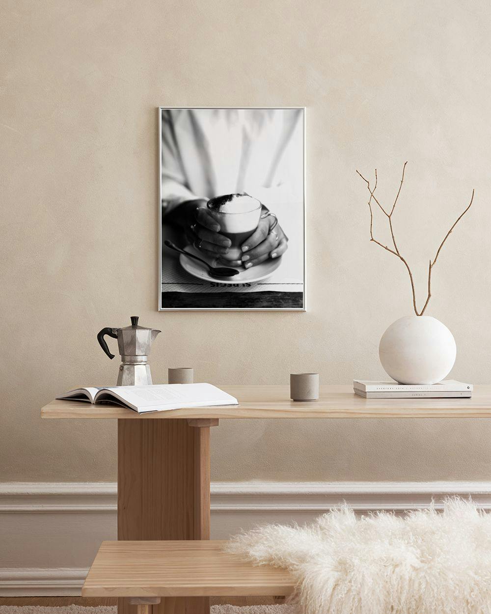 Affiche noir et blanc dune personne tenant une tasse de café, posée sur un rebord de fenêtre près dune fenêtre.