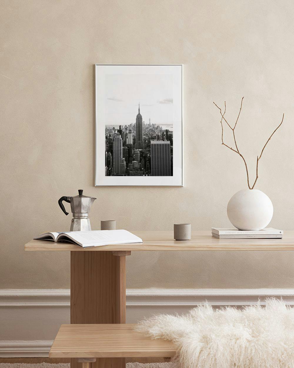 Affiche noire et blanche de la skyline de New York avec lEmpire State Building, accrochée dans un intérieur moderne.