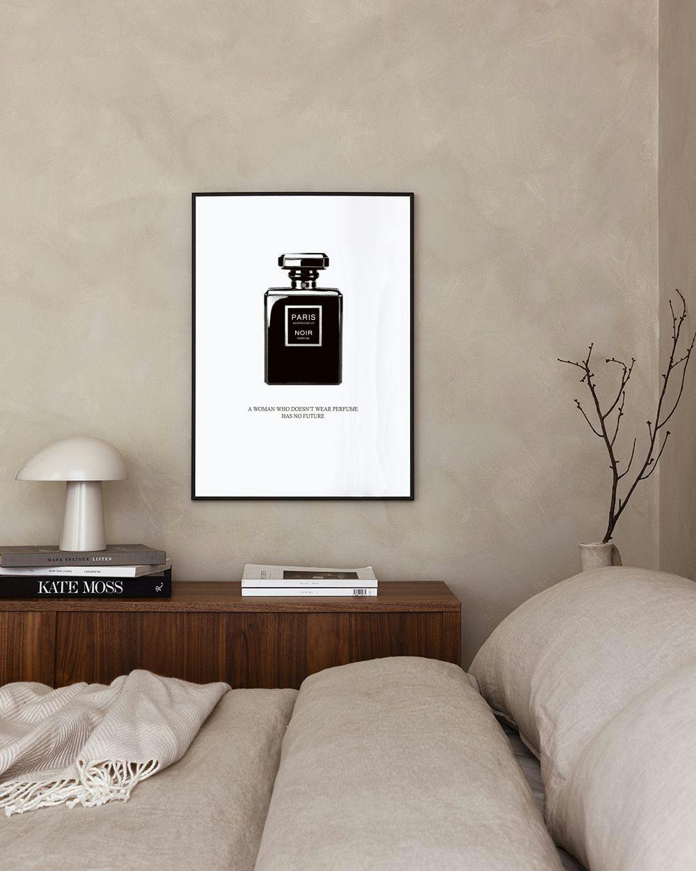 Affiche avec linscription Together is our favorite place to be et affiche dun flacon de parfum Paris Noir sur une surface en boi