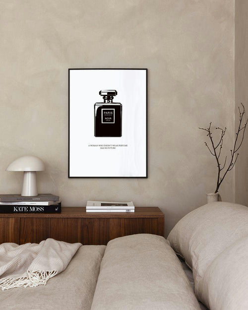 Affiche avec linscription Together is our favorite place to be et affiche dun flacon de parfum Paris Noir sur une surface en boi