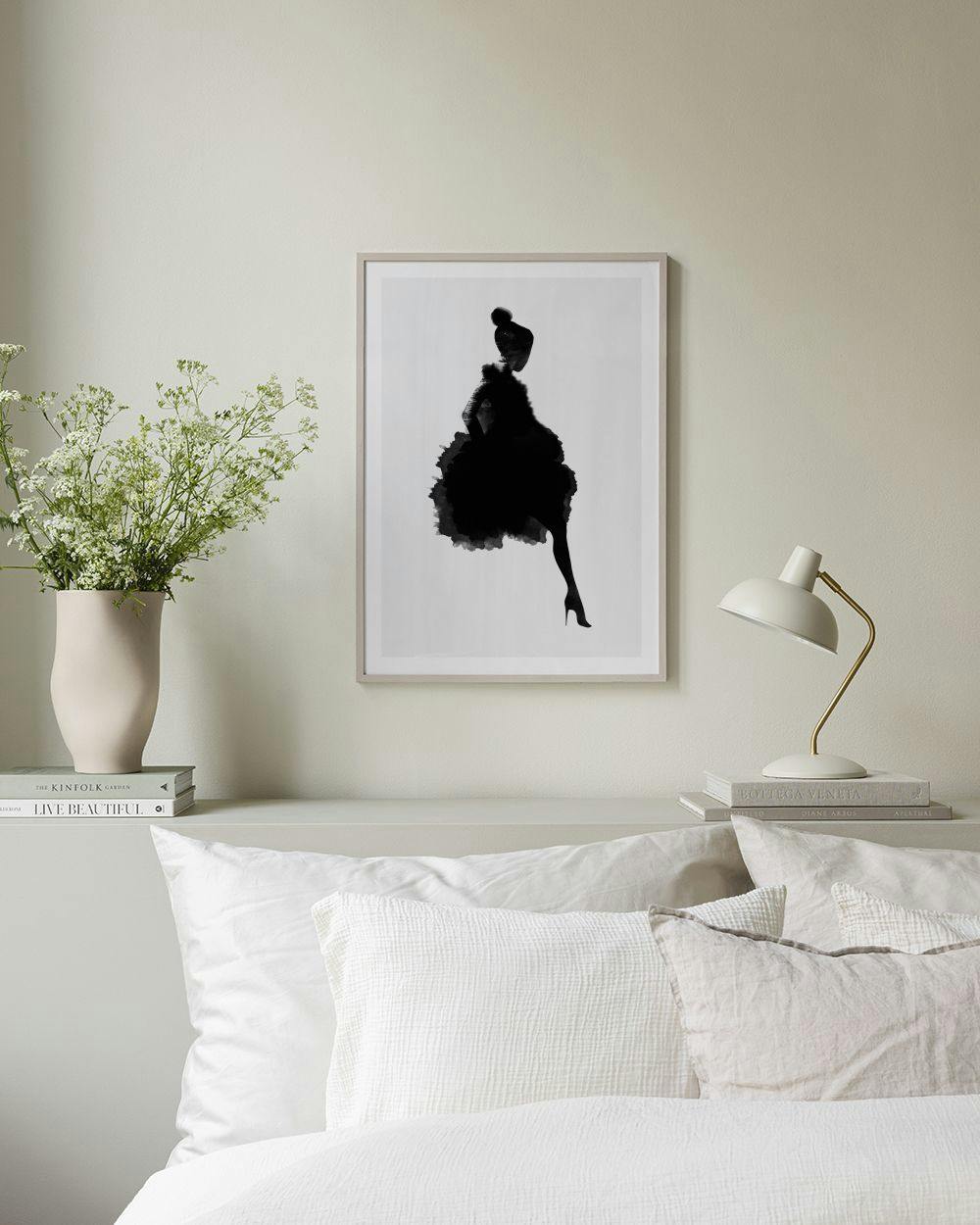 Affiche mode noire et blanche dune silhouette féminine en robe évasée, suspendue sur une grille murale, dans un intérieur modern