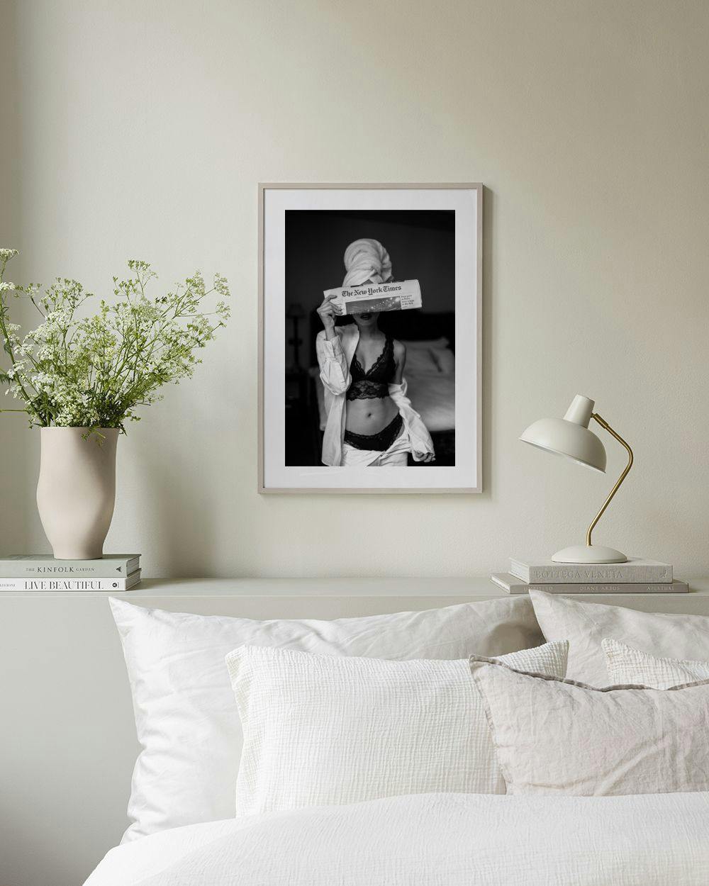 Affiche en noir et blanc dune femme en sous-vêtements avec une serviette sur la tête lisant The New York Times, accrochée au-des