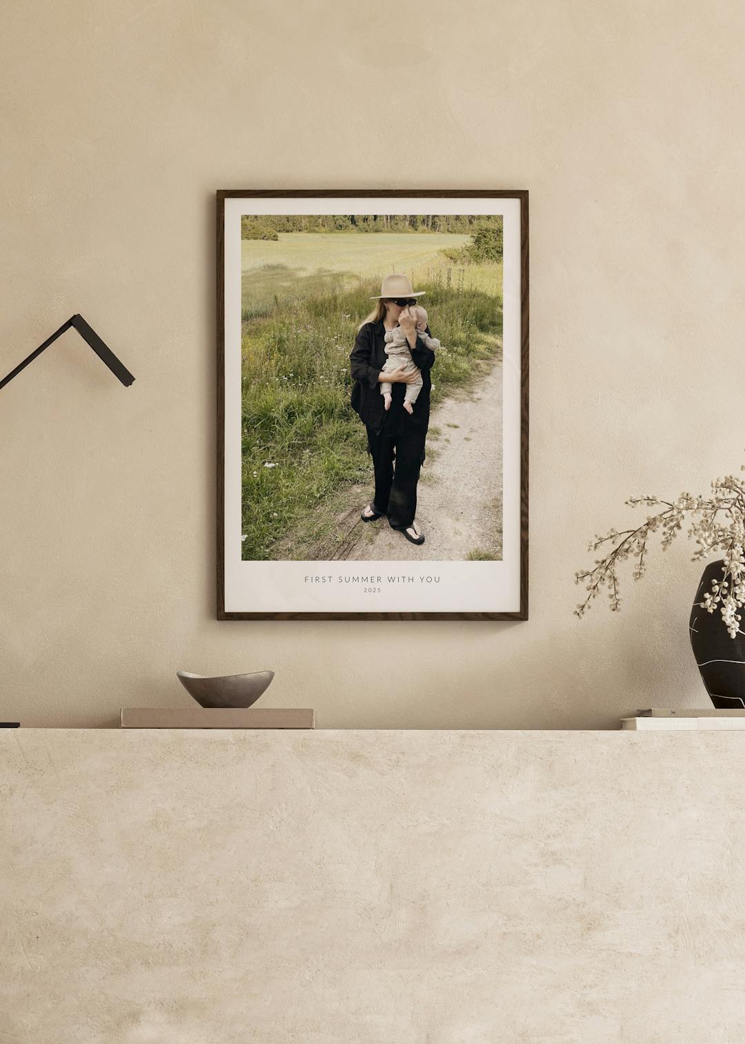 Photo dun couple vu de dos, la femme blonde coiffée dun chapeau, dans un champ. Affiche photo personnalisée.