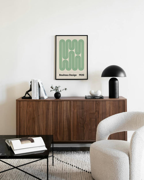 Affiche Bauhaus Design avec formes vertes linéaires sur fond beige, au-dessus dun buffet en bois dans un salon moderne.