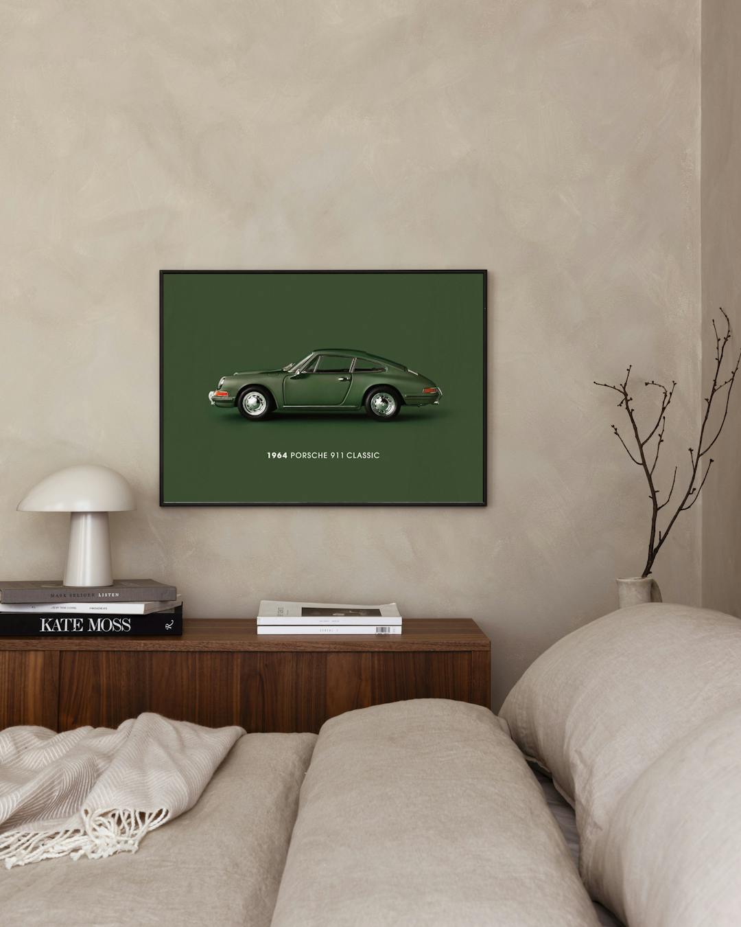 Affiche dune Porsche 911 classique verte sur fond vert, accrochée au-dessus dune table de chevet dans une chambre.